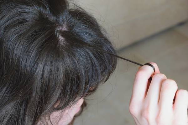 What are the symptoms of trichotillomania